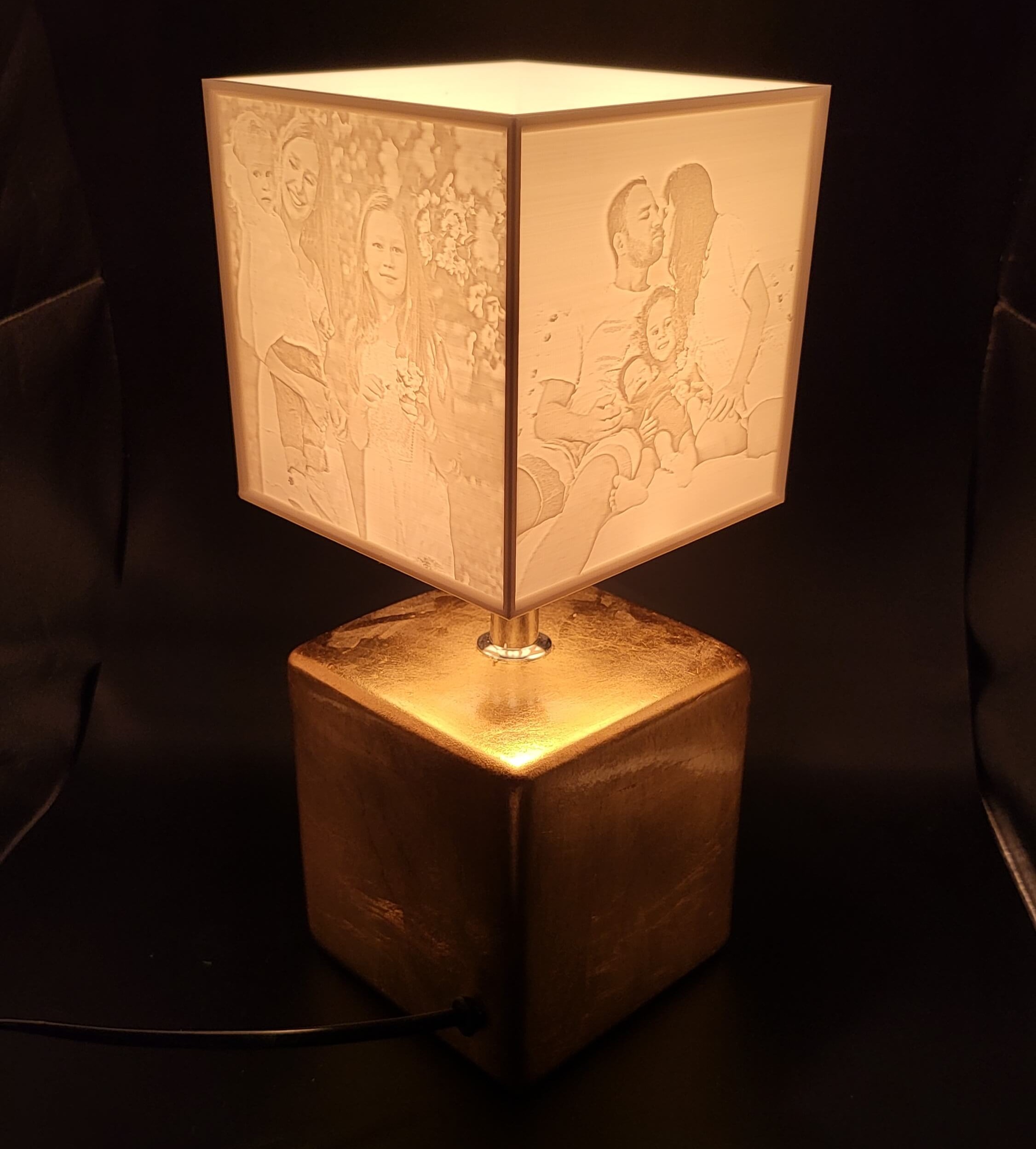Lampă LED 3D personalizată – tehnologie care pune emoția în lumină